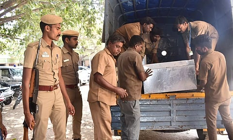 ஈரோடு கிழக்கு தொகுதி தேர்தல் காவல்துறை பார்வையாளர் சுரேஷ்குமார்சந்தேவ் மாவட்ட தேர்தல் அலுவலர் கிருஷ்ணனுண்ணி ஆகியோர் முன்னிலையில் தேர்தலுக்கு கூடுதல் வாக்குப்பதிவு எந்திரங்கள் கொண்டு செல்லப்பட்டபோது எடுத்த படம்.