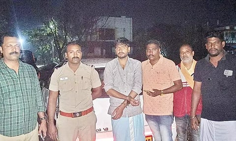 கொள்ளையடிக்க திட்டம் தீட்டிய ராதாகிருஷ்ணனை பிடித்து போலீசார் விசாரித்த காட்சி.