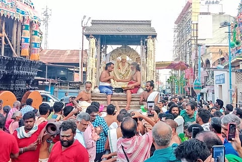 8-ம் திருவிழாவான இன்று காலை சுவாமி சண்முகர் வெள்ளை சாத்தி கோலத்தில்  எழுந்தருளிய காட்சி.