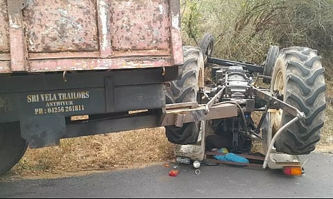 டிராக்டர் கவிழ்ந்து கிடக்கும் காட்சி.