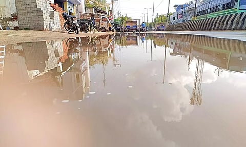 தூத்துக்குடி-திருச்செந்தூர் சாலையில் அபிராமி நகரில் சாலையில் தண்ணீர் தேங்கி நிற்கும் காட்சி.