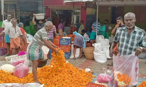 விற்பனைக்காக குவிக்கப்பட்டுள்ள பூக்கள்