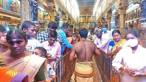 புதுவை மணக்குள விநாயகர் கோவிலில் பக்தர்கள் நீண்ட வரிசையில் நின்று சாமி தரிசனம் செய்த காட்சி.