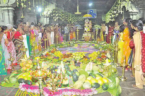 சுசீந்திரம் தாணுமாலயன் சாமி கோவிலில் விஷூ கனி காணும் நிகழ்ச்சியில் கலந்து கொண்டு பக்தர்கள் சாமி தரிசனம் செய்தனர்.