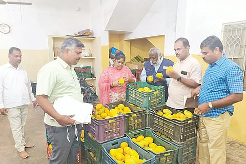 அதிகாரிகள் சோதனை நடத்திய காட்சி.