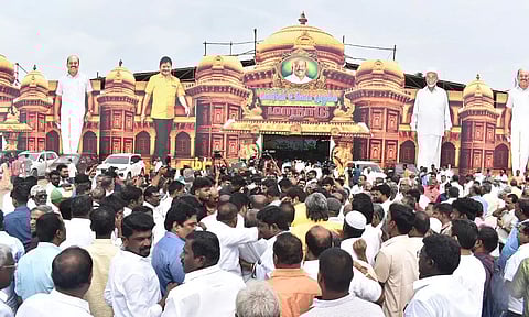 மாநாட்டு நுழைவு வாயில் முன்பு திரண்ட வணிகர்கள்.