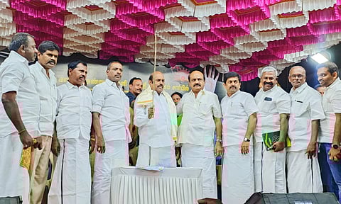 கூட்டத்தில் அமைச்சர் எ.வ. வேலுவிற்கு திருப்பூர் வடக்கு மாவட்ட தி.மு.க. சார்பில் வீரவாளை செல்வராஜ் எம்.எல்.ஏ., வழங்கிய காட்சி. அருகில் மேயர் தினேஷ் குமார் மற்றும் நிர்வாகிகள் உள்ளனர்.