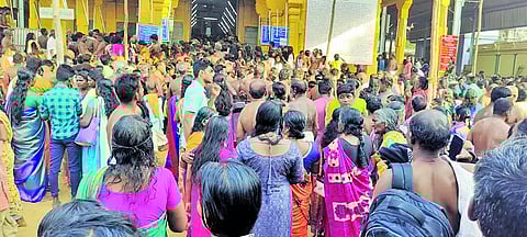 வைகாசி விசாகத் திருவிழாவையொட்டி உவரி சுயம்புலிங்கசுவாமி கோவில் முன் திரண்ட பக்தர்கள் கூட்டம்.