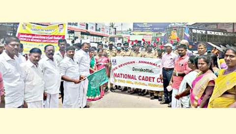 விழிப்புணர்வு பேரணியை நகர்மன்ற தலைவர் சுந்தரலிங்கம் தொடங்கி வைத்தார்.