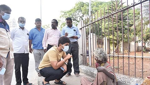 நடைபாதையில் ஆதரவற்ற மூதாட்டியிடம்  நலம் விசாரித்த மாநகராட்சி கமிஷனர்