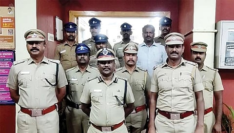 கோவையில் கொள்ளை கும்பலை பிடித்த போலீசாரை நேரில் பாராட்டிய டி.ஐ.ஜி