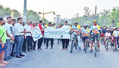 விழிப்புணர்வு சைக்கிள் பேரணியை கலெக்டர் விஷ்ணு தொடங்கி வைத்த காட்சி.