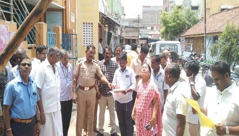 அதிகாரிகள் ஆய்வு செய்த காட்சி.