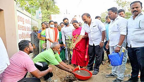 மரக்கன்றுகள் நடும் திட்டத்தை அமைச்சர் கீதாஜீவன், மேயர் ஜெகன் பெரியசாமி தொடங்கி வைத்தபோது எடுத்தபடம்.