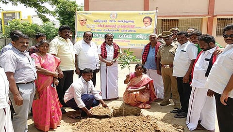 மரக்கன்றுகள் நடும் காட்சி