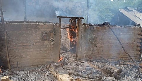 பெரியபாளையம் அருகே கியாஸ் சிலிண்டர் வெடித்து குடிசை வீடு தீப்பிடித்தது