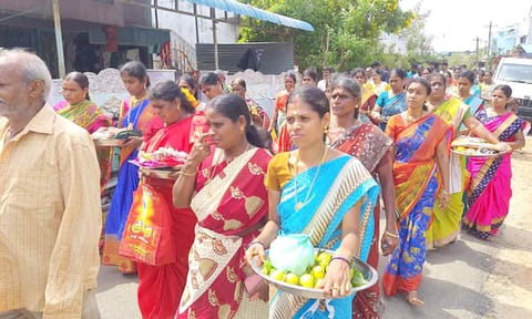 சீர்வரிசை எடுத்து செல்லும் பக்தர்கள்.