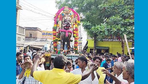 சிம்ம வாகனத்தில் சுவாமி வலம் வந்த காட்சி.