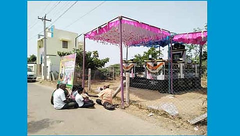 ராணுவ வீரர் பழனியின் மனைவி, குழந்தைகளுடன் மணிமண்டபம் முன்பு தர்ணா போராட்டத்தில் ஈடுபட்டார்.