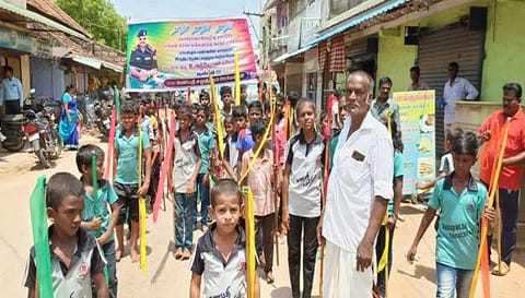 ராணுவ வீரர் அந்தோணி சுரேசுக்கு நன்றி தெரிவிக்க கிராம மக்கள் ஊர்வலமாக சென்ற காட்சி.