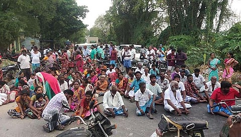 சாலை மறியலில் ஈடுபட்டவர்களை படத்தில் காணலாம்.