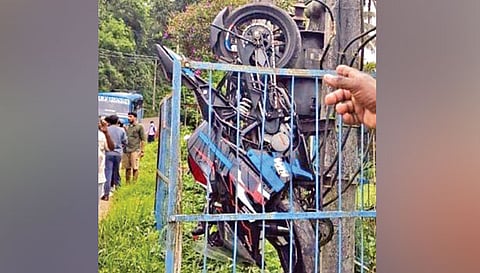 'வீலிங்' சாகசம் செய்ய முயன்ற போது டிரான்ஸ்பார்மரில் பைக் மோதி அந்தரத்தில் தொங்கிய வாலிபர்