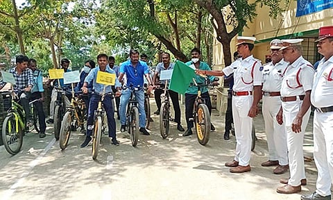கிருமாம்பாக்கம் போக்குவரத்து போலீஸ் சார்பில் சுற்றுச்சூழல் விழிப்புணர்வு சைக்கிள் பேரணியை இன்ஸ்பெக்டர் கணேசன் தொடங்கி வைத்தார்.