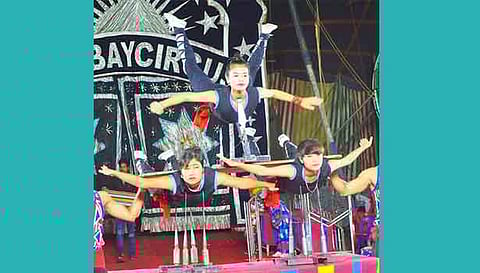 &nbsp;‘‘ தி கிரேட் பாம்பே சர்க்கஸ்’’-ல் அந்தரத்தில் தொங்கி சாகசம் புரியும் அழகிகள்.