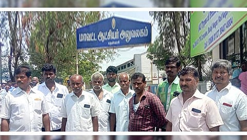 மனு அளிக்க வந்திருந்தவர்களை படத்தில் காணலாம்.