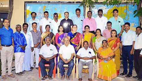 32 அண்டுகளுக்கு பிறகு சந்தித்துக்கொண்ட முன்னாள் மாணவர்கள்.