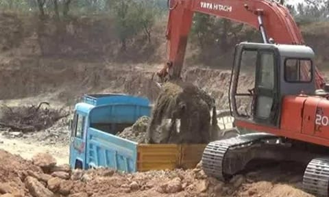 கிராவல் மண்ணை சட்டவிரோதமாக எடுப்பவர்கள் மீது நடவடிக்கை எடுக்க வேண்டும்