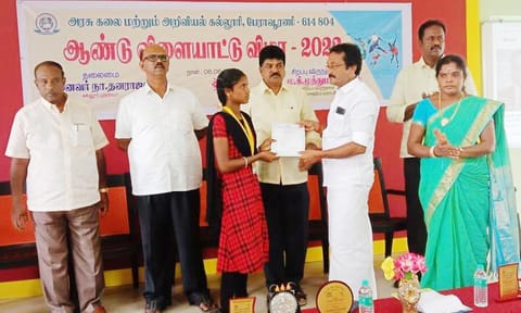 விளையாட்டு போட்டியில் வெற்றி பெற்ற மாணவர்ளுக்கு பரிசுகள் வழங்கப்பட்டது.