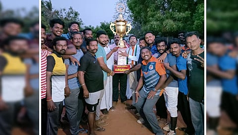 &nbsp;முதல் பரிசு பெற்ற அணிக்கு பரிசு கேடயம் வழங்கப்பட்டது.