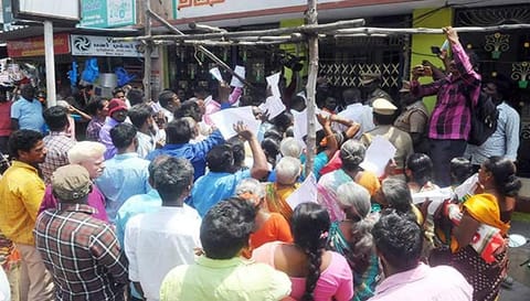 குயவர் மடத்தினை மக்கள் முற்றுகையிட்டு போராட்டத்தில் ஈடுபட்ட காட்சி.