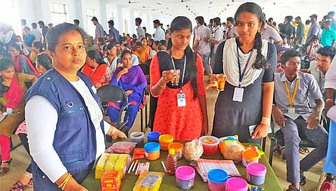 கண்காட்சியில் ஆரோக்கியமான உணவுகளை செய்து காட்டிய மாணவிகள்