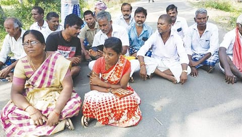 மறியலில் ஈடுபட்ட பொதுமக்கள்.