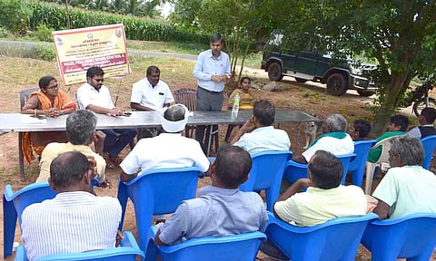 மக்காச்சோளத்தில் படைப்புழு தாக்குதலை தடுப்பது குறித்து விவசாயிகளுக்கு விளக்கம் 

