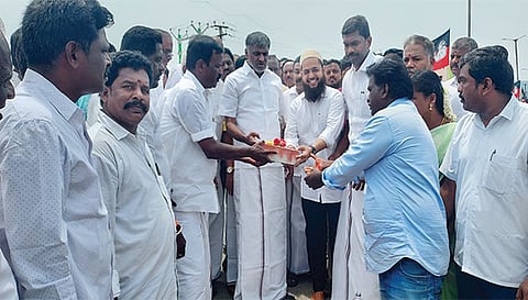 வாணியம்பாடி நகராட்சி ஜின்னா பாலம் அருகே புதிய சாலை அமைக்கும் பணியை கோ.செந்தில்குமார் எம்.எல்.ஏ. பூமி பூஜை போட்டு தொடக்கி வைத்த போது எடுத்த படம்.