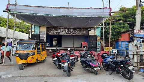 கன்னியாகுமரியில் வாகனங்கள் பார்க்கிங் இடமாக மாறிய பகவதி அம்மன் கோவில் கலையரங்கம்