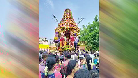 கெங்கையம்மன் கோவில் திருவிழாவைெயாட்டி தேரோட்டம் நடந்தது. இதில் ஏராளமான பக்தர்கள் பங்கேற்றனர்.