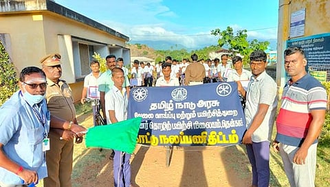 பேரணியை சிறப்பு சப்-இன்ஸ்பெக்டர் முத்துப்பாண்டி கொடியசைத்து தொடக்கி வைத்த காட்சி.