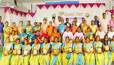 25 ஆண்டுகளுக்கு பின்  சந்தித்துக்கொண்ட ஆசிரியர்களும், மாணவர்களையும் படத்தில் காணலாம்.