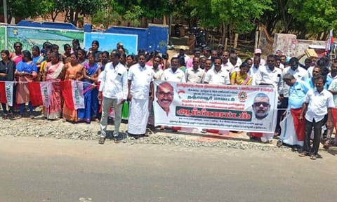 ரேஷன் கடை பணியாளர்கள் ஆர்ப்பாட்டத்தில் ஈடுபட்டனர்.