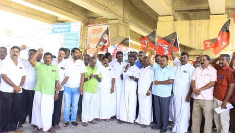 நெல்லை வண்ணார்பேட்டையில் அண்ணா தொழிற்சங்கத்தினர் ஆர்ப்பாட்டத்தில் ஈடுபட்டனர்.