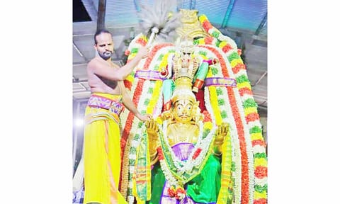 கருட சேவை நடைபெற்றது.