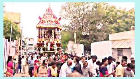 தேரோட்டத்தில் பங்கேற்ற பக்தர்கள்.&nbsp;
