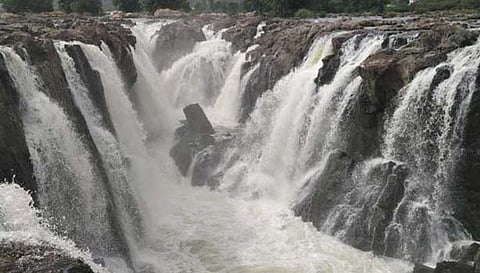 ஒகேனக்கல்லுக்கு நீர்வரத்து 9 ஆயிரம் கனஅடியாக குறைந்தது