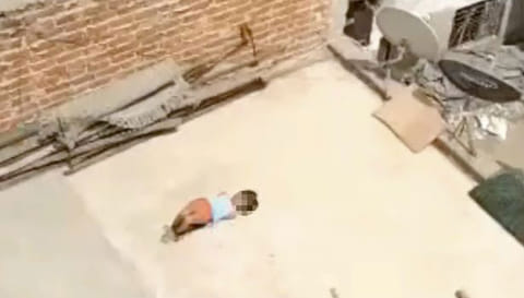 வீட்டு பாடம் செய்யாததால் ஆத்திரம்: 5 வயது மகளை உச்சி வெயிலில் தவிக்கவிட்ட தாய்