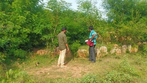 தும்பல் கல்வட்டங்கள் ஆய்வு செய்த தொல்லியல் துறையினர்.