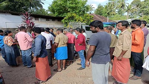 பொன்மனையில் குப்பை வாகனம் சிறை பிடிப்பு